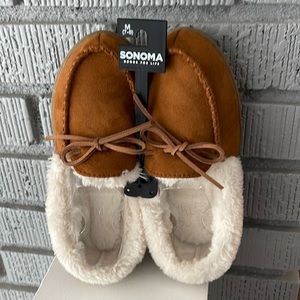 Women’s Slippers Size M (7-8)